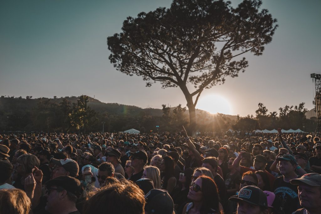 A crowd of nearly 100,000 concert-goers gather on the Brookside Golf Course in Pasadena for the Cruel World Festival. Photographed by Cathryn Kuczynski/BruinLife