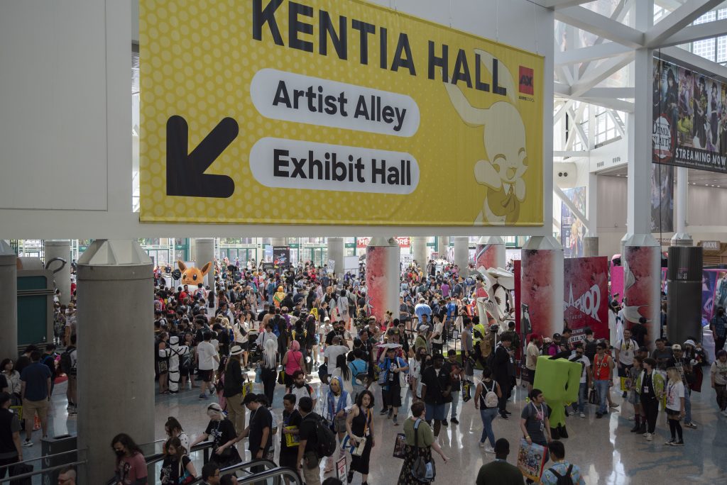 AX Attendees on day four fill South Hall’s lobby on their way to Kentia Hall, the Artist Alley, and the Exhibit Hall. Photographed by Caleb Velasquez/BruinLife.