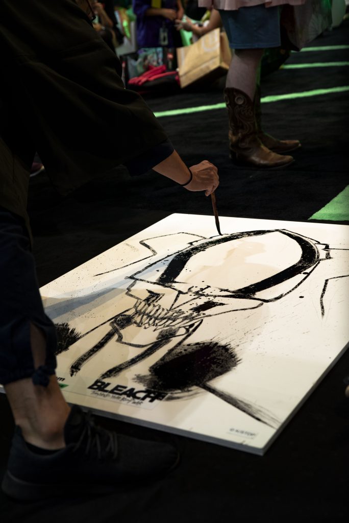 A live ink show held by the Hulu boot in Entertainment Hall on Friday. Photographed by Emily Chandler/BruinLife.