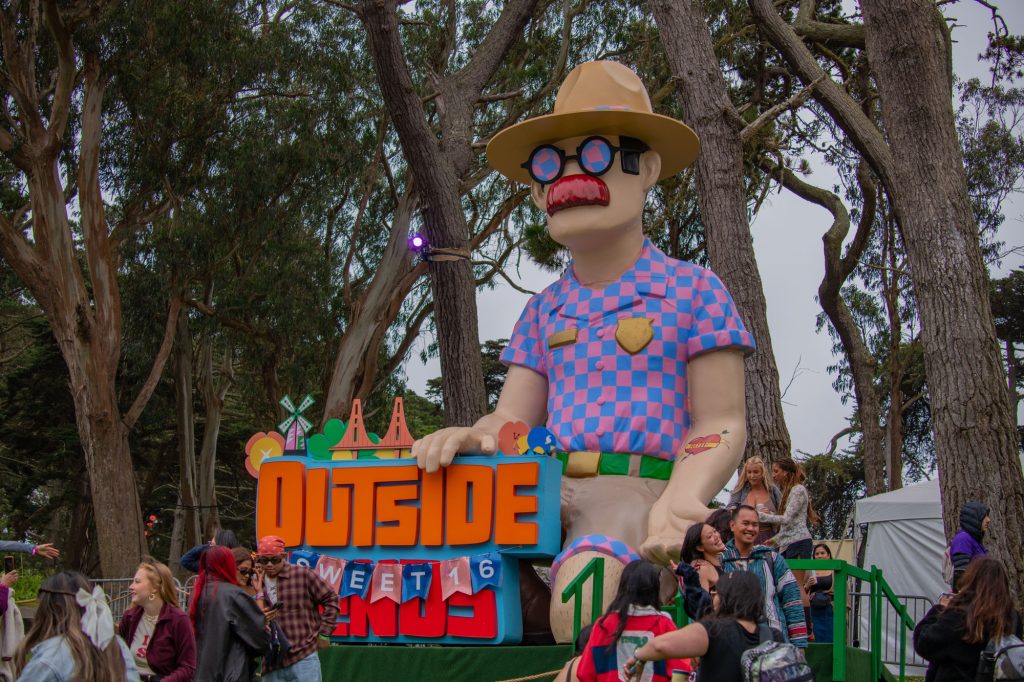 Festivalgoers pose for a picture with Ranger Dave, the mascot of Outside Lands. Photographed by Caleb Velasquez/BruinLife.