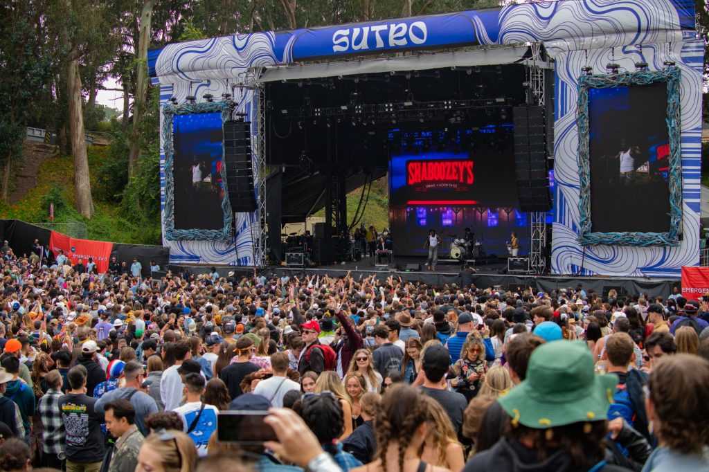 Hundreds upon hundreds of fans pack Sutro stage as Shaboozey performs on day 1. Photographed by Caleb Velasquez/BruinLife.