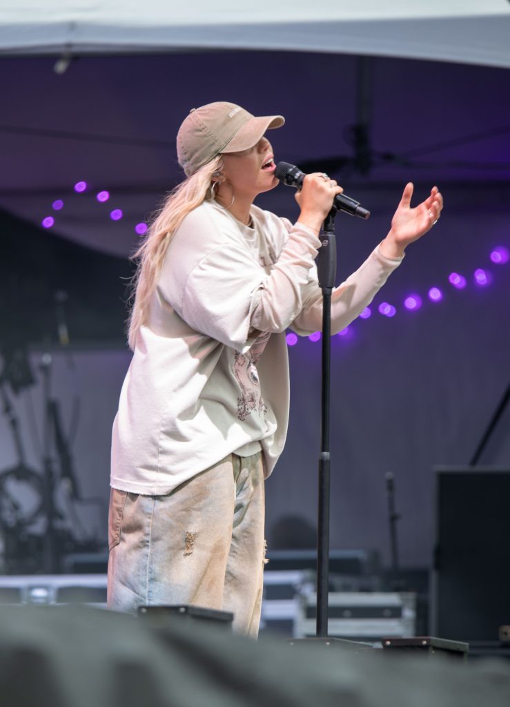 Reneé Rapp pours her heart out in singing a ballad for those at Twin Peaks. Photographed by Caleb Velasquez/BruinLife.