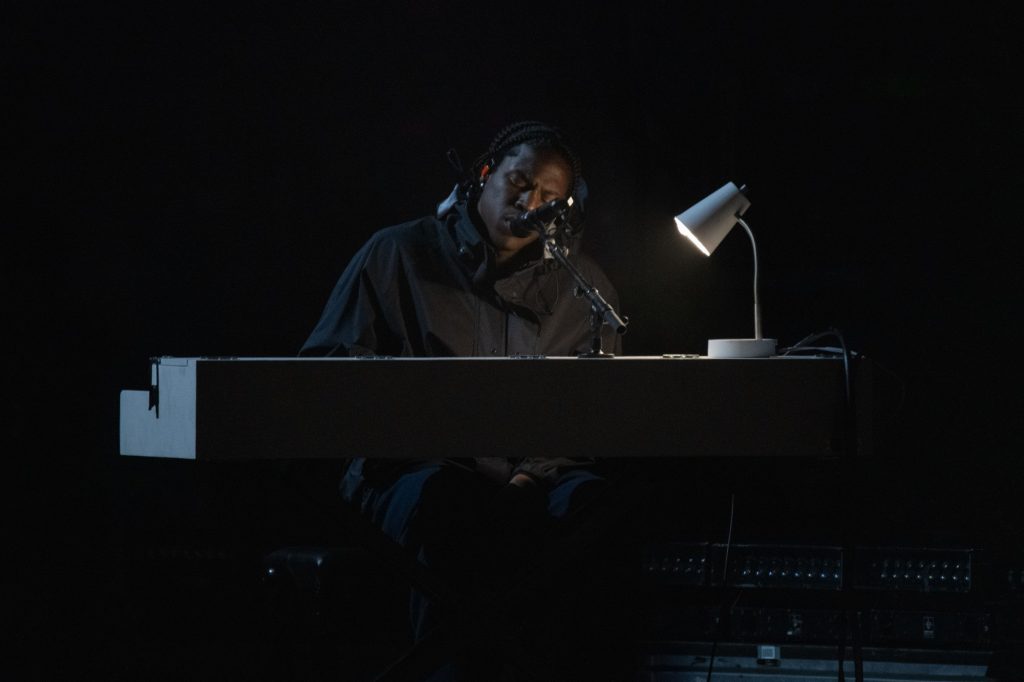 A keyboard was pulled out for Daniel Caesar during his set, where he continued to enchant the audience as his fingers hit the keys and his vocals filled Sutro Stage. Photographed by Caleb Velasquez/BruinLife.