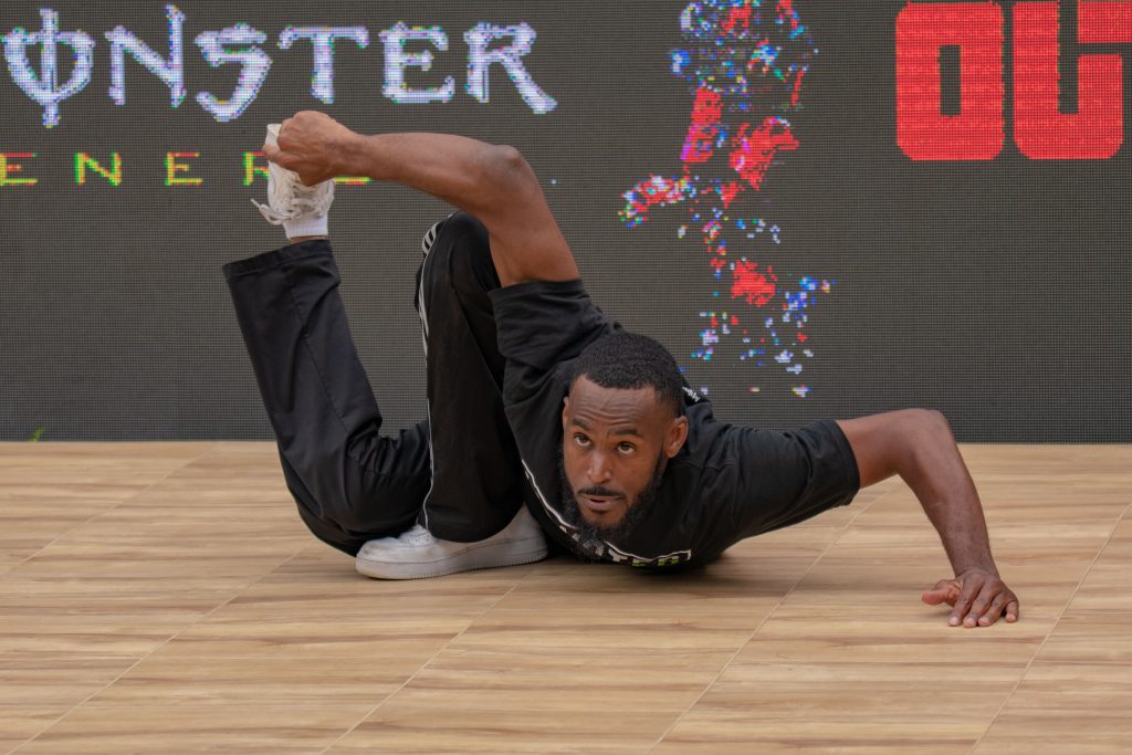 At the Monster Energy booth, performances like live graffiti and breakdancing can be seen by passersby. Photographed by Caleb Velasquez/BruinLife.