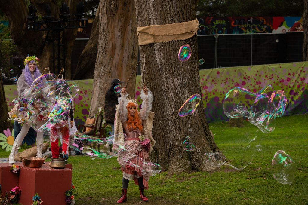 Workers at the Antique Corner blow massive bubbles with sticks and string. Photographed by Caleb Velasquez/BruinLife.