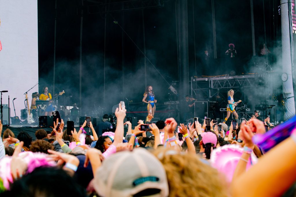 A sea of pink cowboy hats and outfits were seen filling up the pit at Lands End stage starting as early as 11:00 AM. Photographed by Caleb Velasquez/BruinLife.