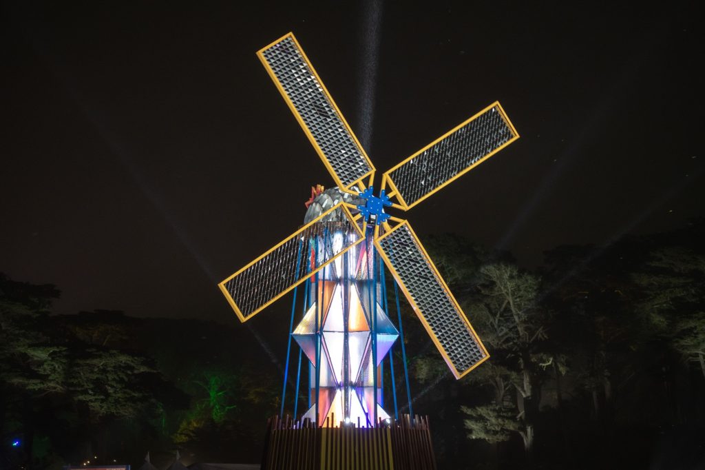 The famed Outside Lands windmill sits in the middle of Polo Field, the central hub of the festival. The windmill paid homage to the Dutch windmills present elsewhere in Golden Gate Park. Photographed by Caleb Velasquez/BruinLife.