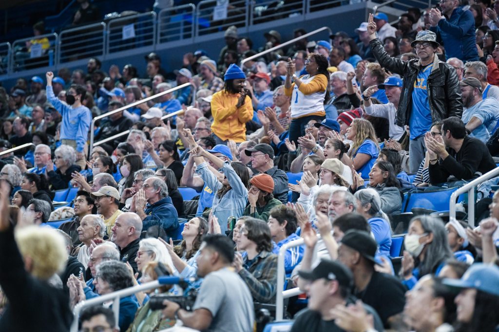 UCLA fans cheer loudly during the final three minutes of the fourth quarter as the Bruins lead 63-45.
Photographed by Ryan Zhang/BruinLife.