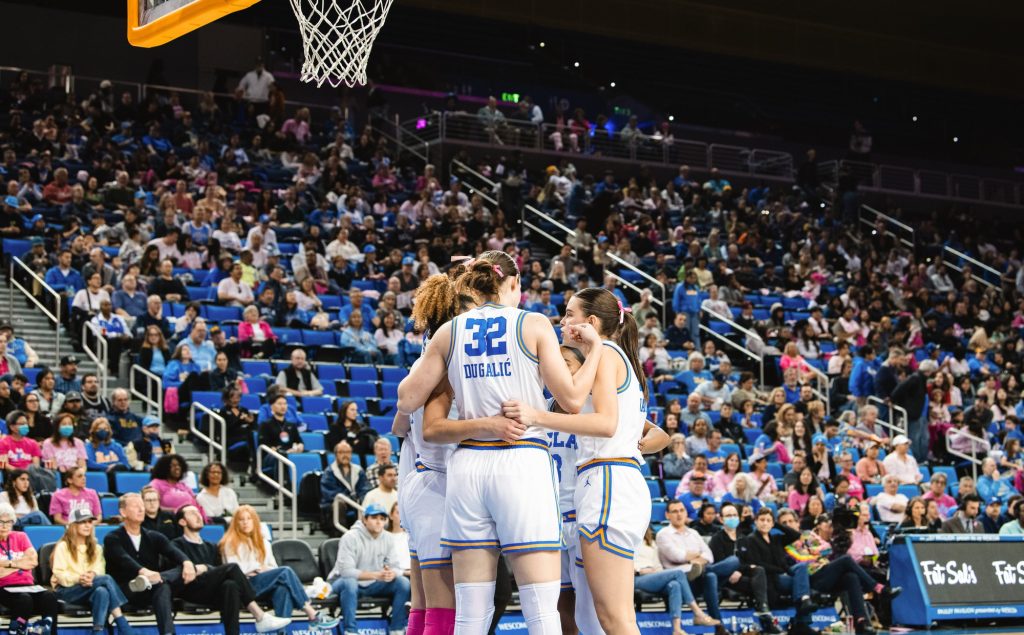 UCLA's starting five huddle right before the start of the first quarter. Photographed by Ryan Zhang/BruinLife