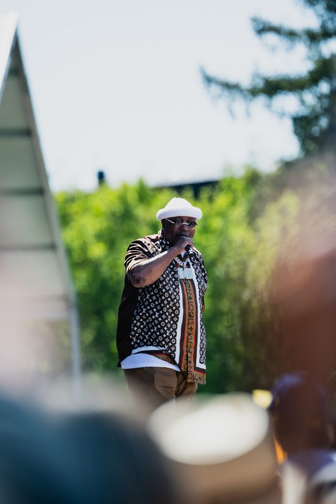 E-40 lights up the stage with Bay Area pride. He performed classics that had the crowd rapping along word-for-word. Photographed by Ryan Zhang/BruinLife.