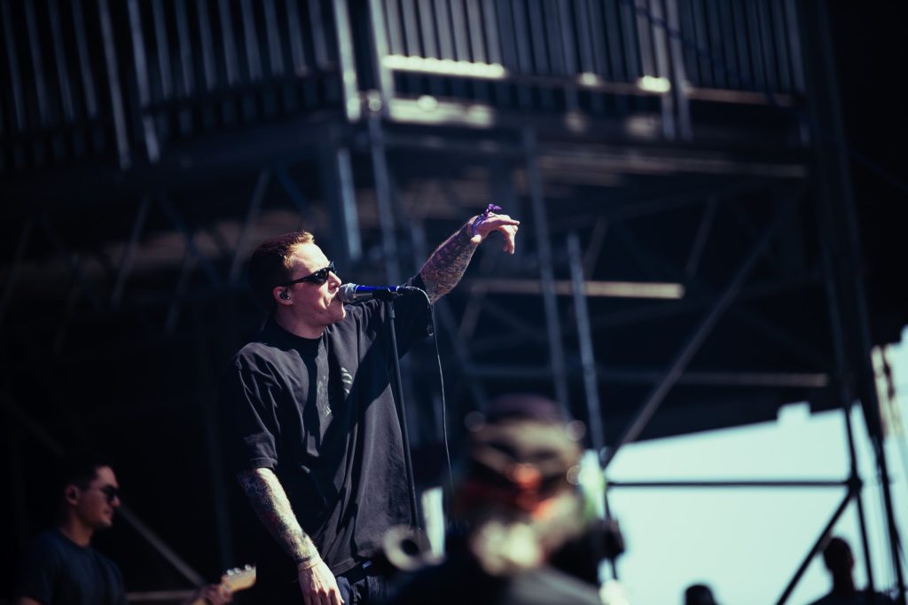 Parker Cannon sings into the mic with a relaxed vibe, enjoying the moment. Photographed by Ryan Zhang/BruinLife.
