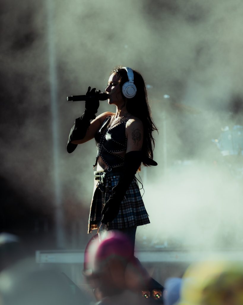 Mallrat takes the stage at the JaMPad, kicking off her set with dreamy vocals and high energy. Photographed by Ryan Zhang/BruinLife.