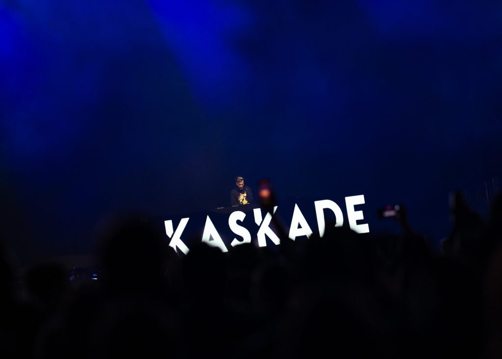 Kaskade ends the night with a mesmerizing DJ set, filling the air with pulsing beats and vibrant lights. Photographed by Ryan Zhang/BruinLife.