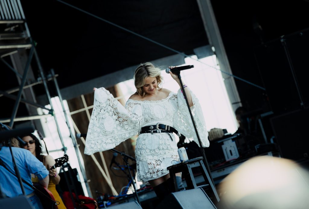 Kate Hudson dances freely to the beat, soaking in the rhythm and the moment. Photographed by Ryan Zhang/BruinLife.