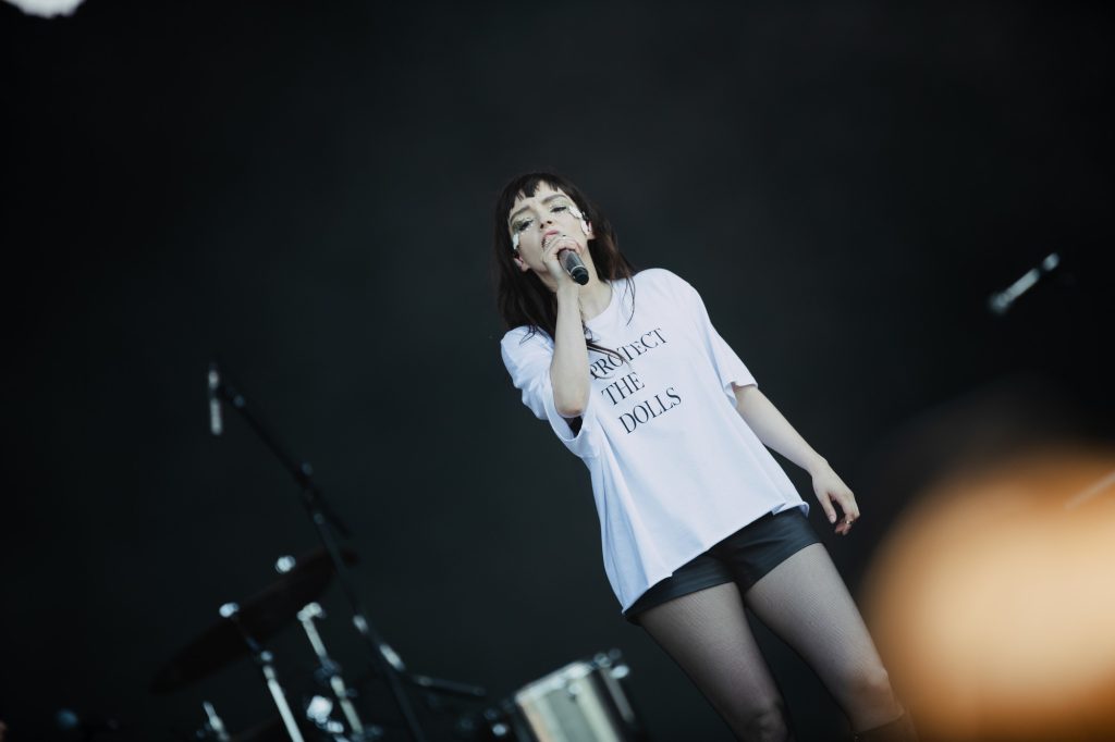 Lauren Mayberry delivers each lyric with power and passion, her voice cutting through the night. Photographed by Ryan Zhang/BruinLife.