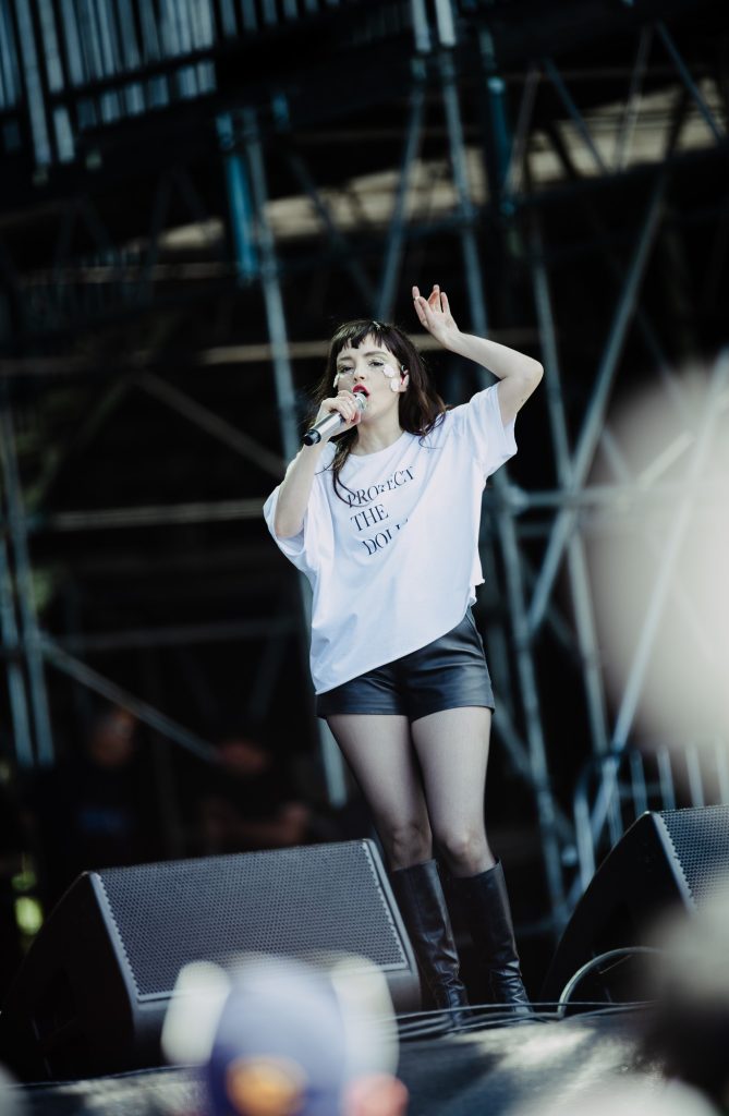 Lauren Mayberry lights up the stage with her voice and energy. Photographed by Ryan Zhang/BruinLife.