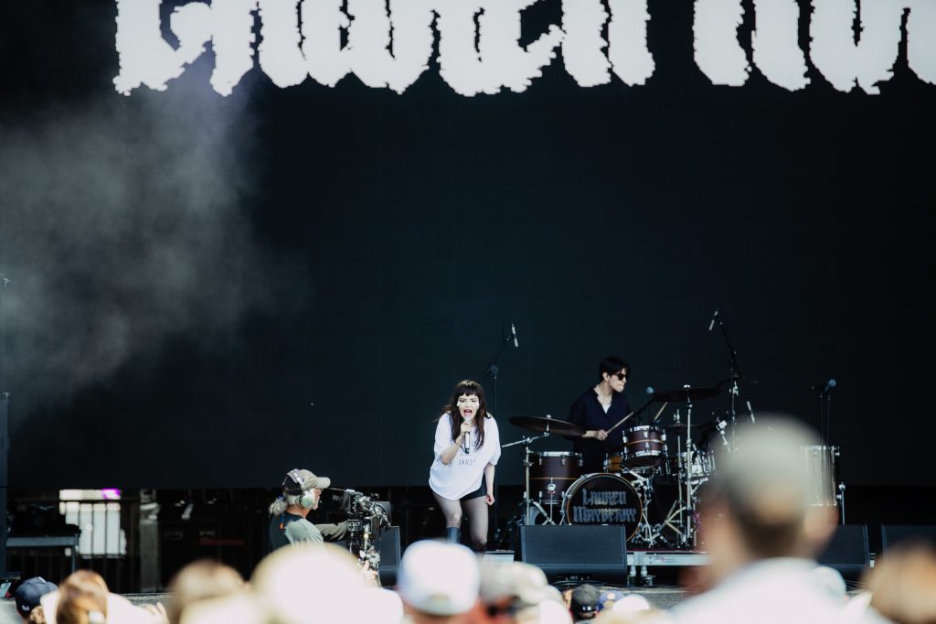 Bathed in light and sound, Lauren Mayberry commands every corner of the stage. Photographed by Ryan Zhang/BruinLife.