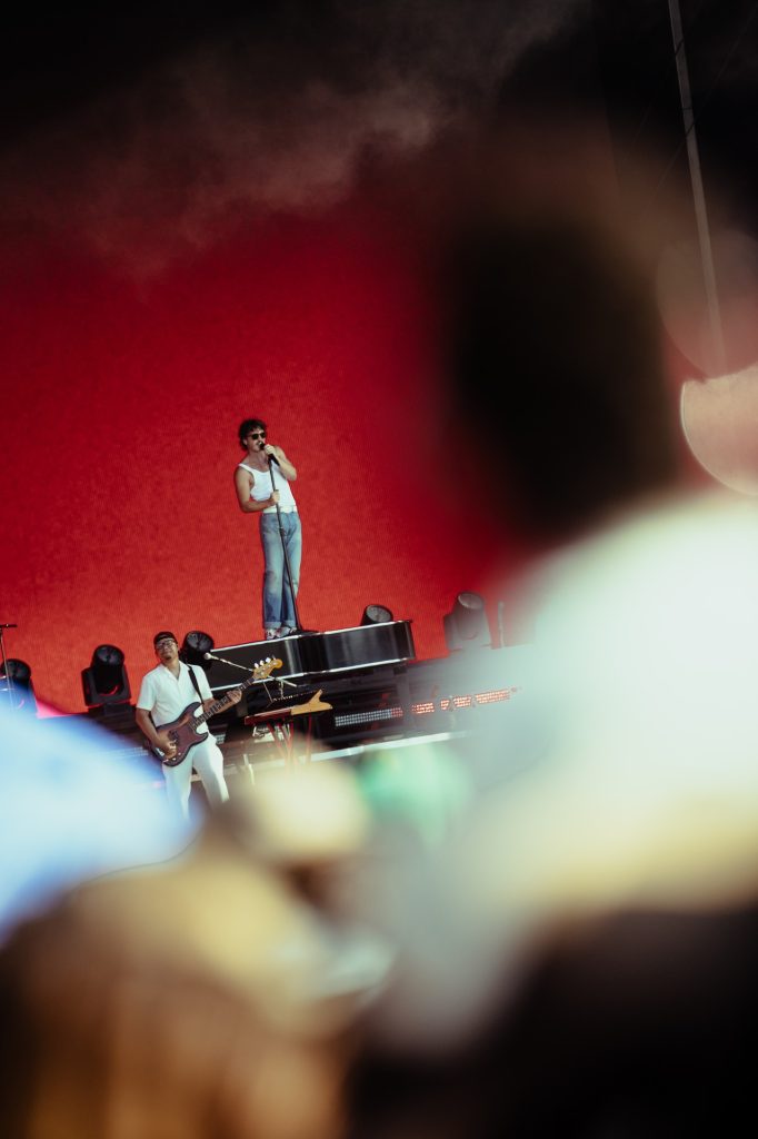 Benson Boone captivates the crowd with his powerful vocals and heartfelt performance. Photographed by Ryan Zhang/BruinLife.