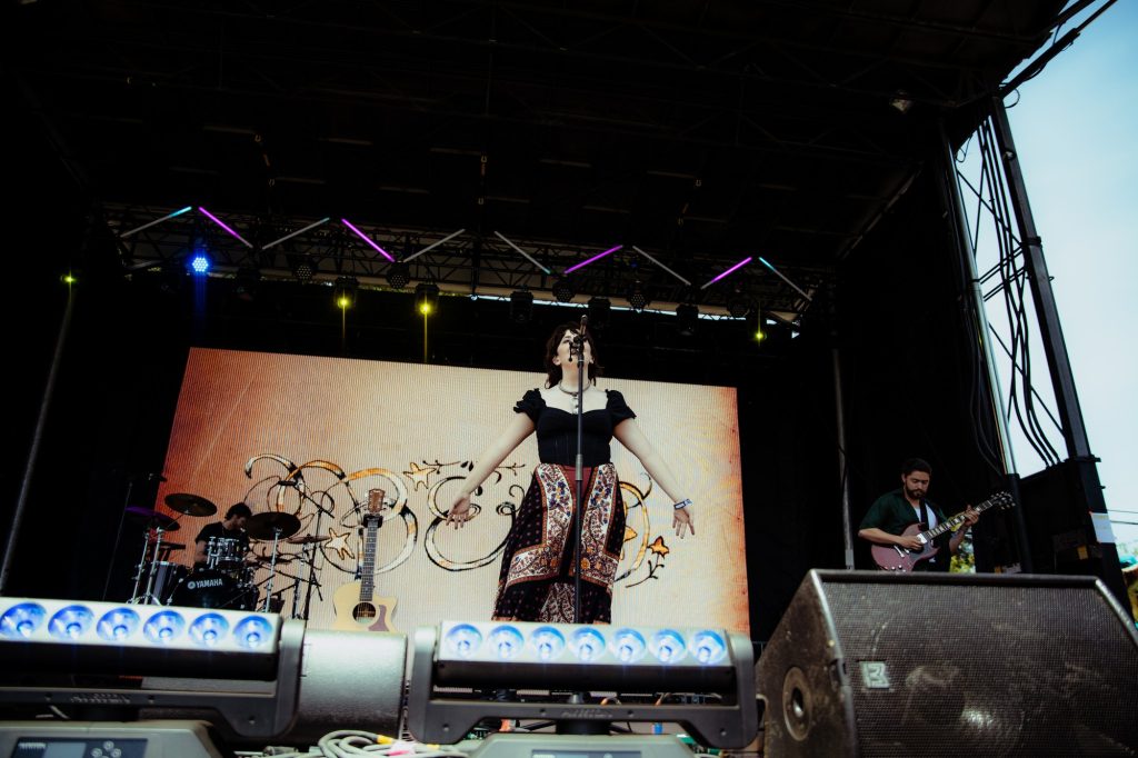 Bel lights up the stage with infectious energy during their BottleRock set. Photographed by Ryan Zhang/BruinLife.