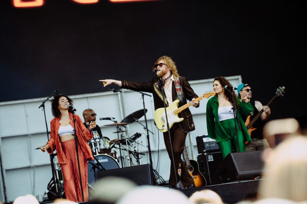 Dressed in vintage flair, Allen Stone delivers a powerful performance full of heart and harmony. Photographed by Ryan Zhang/BruinLife.