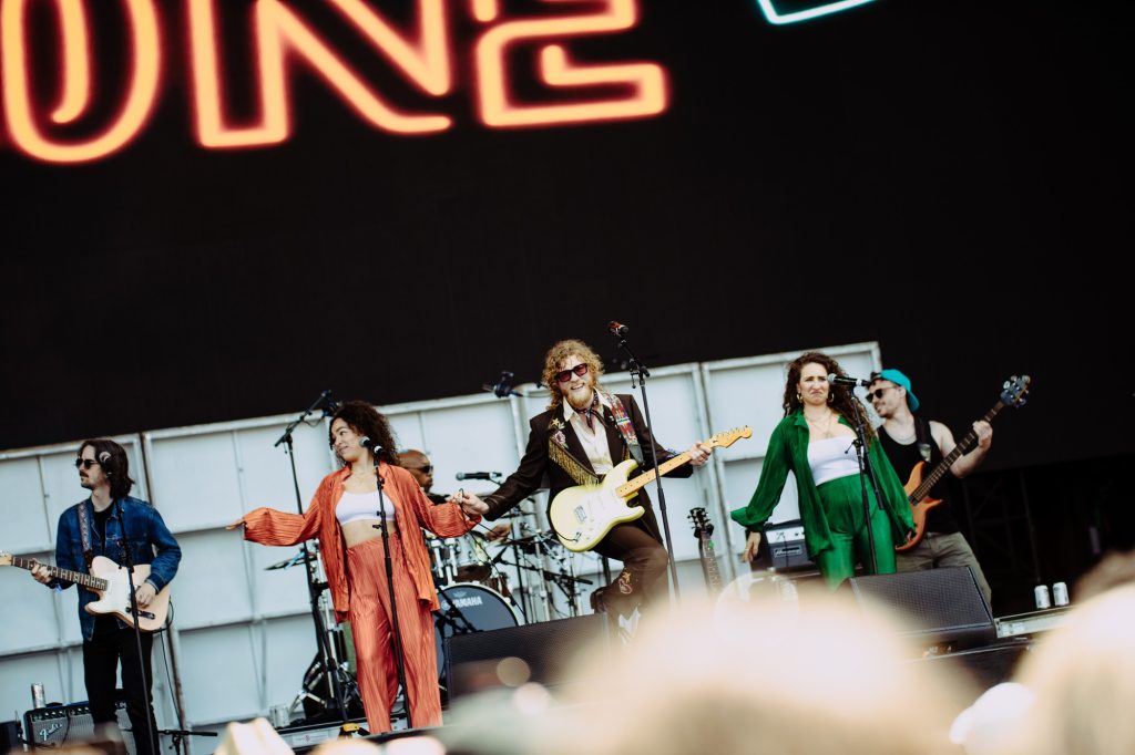Allen Stone dances across the stage with infectious joy, igniting the crowd with every move. Photographed by Ryan Zhang/BruinLife.