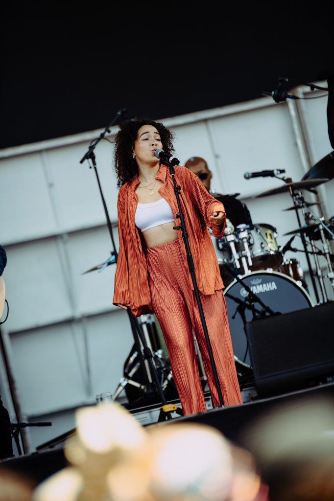 Allen Stone’s chorus singer lifts the energy with rich harmonies and soulful backing vocals. Photographed by Ryan Zhang/BruinLife.