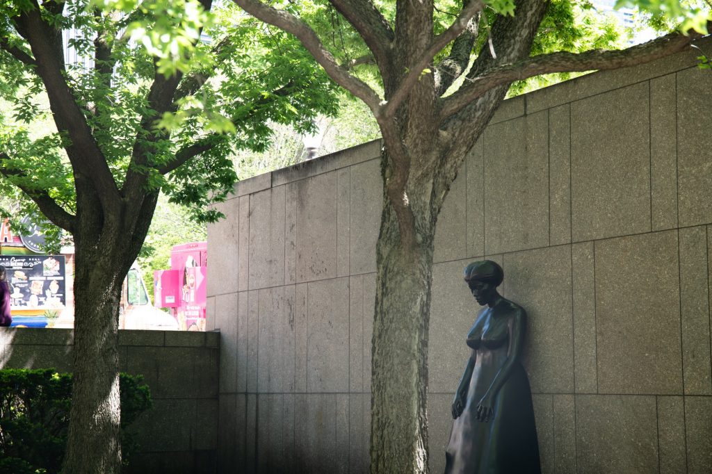 A sculpture of a solitary woman in the gardens of the museum. Photographed by Finn Martin/BruinLife.