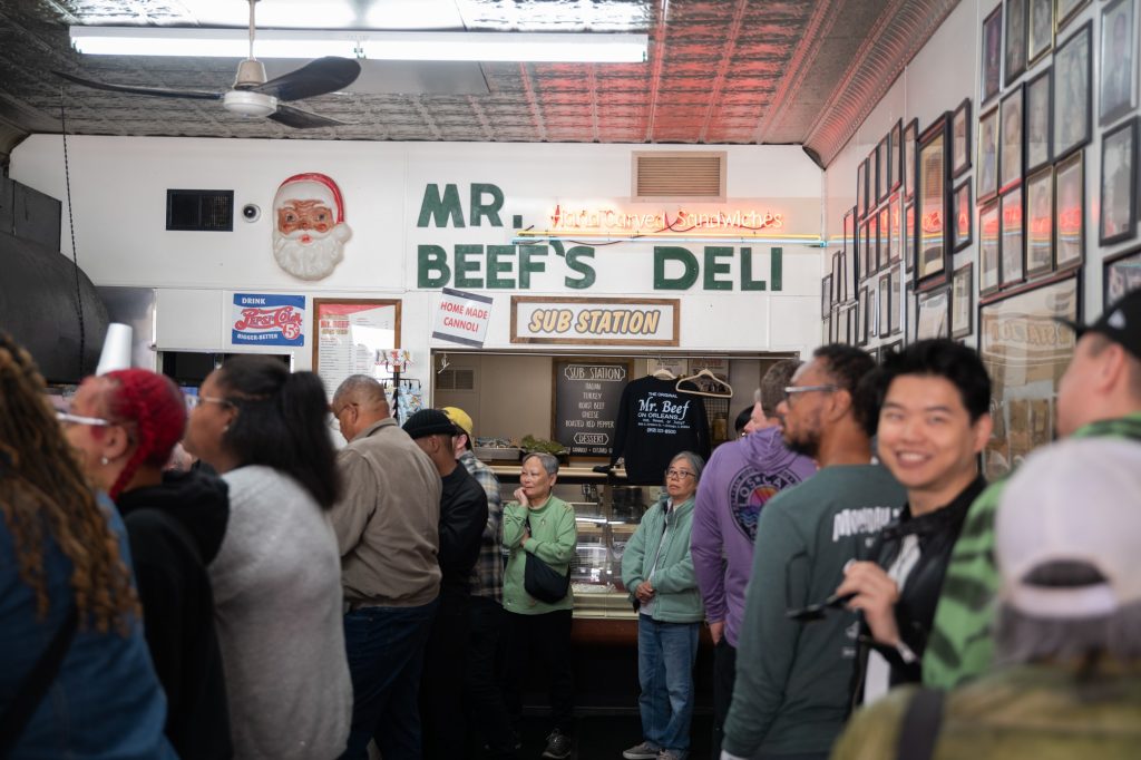 The line wraps around the deli. Customers can pay with cash or card — a new change to the formerly cash-only restaurant. Photographed by Finn Martin/BruinLife.