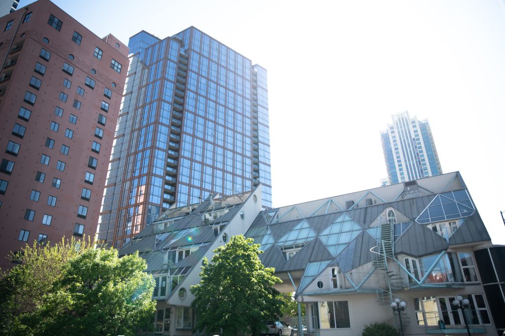 This residential addition built along the South Branch of the Chicago River was designed so that its canted roof would resemble the sails of Lake Michigan boats. Photographed by Finn Martin/BruinLife.