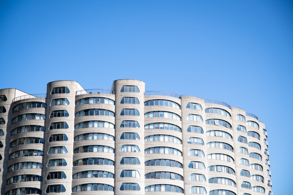 Luxury condos curve outwards with wide windows looking over the South Branch of the Chicago River. Photographed by Finn Martin/BruinLife.