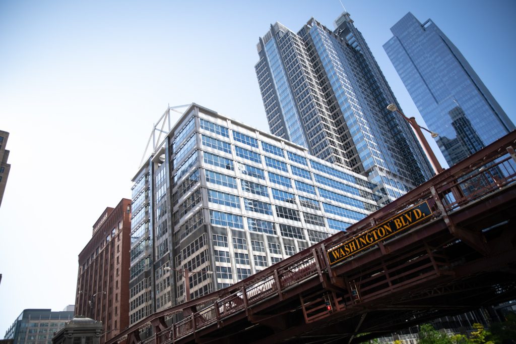 Crossing beneath the Washington Blvd bridge, the river boat tour begins to reach a view of Sears Tower, seen in the background. Elevated trains cruise over a few of the Chicago River bridges. Photographed by Finn Martin/BruinLife.