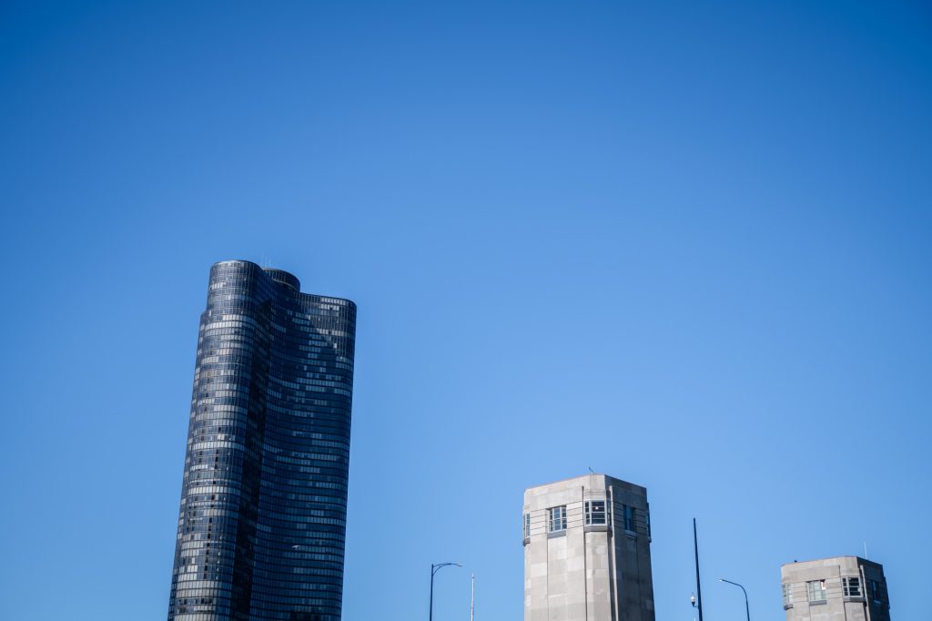One of the last skyscrapers seen at the Lake Michigan side Chicago River South Branch. Photographed by Finn Martin/BruinLife.
