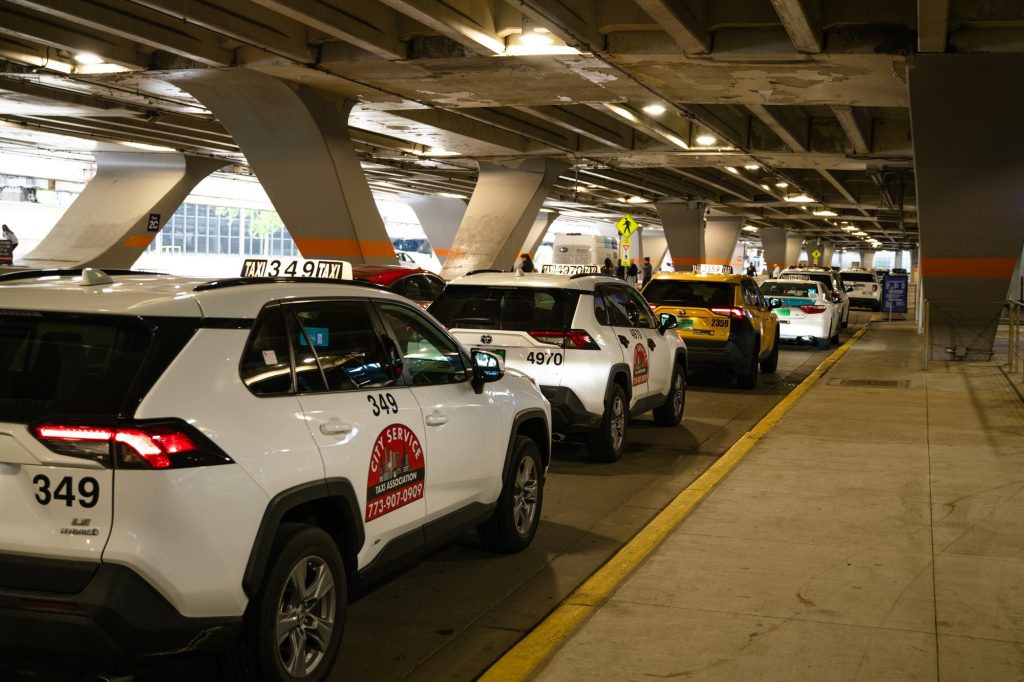 Taxi cabs line the pavement hoping to tractor beam you into their shuttle service. A man asked me for $20 so that he could hitch a ride. Photographed by Finn Martin/BruinLife.