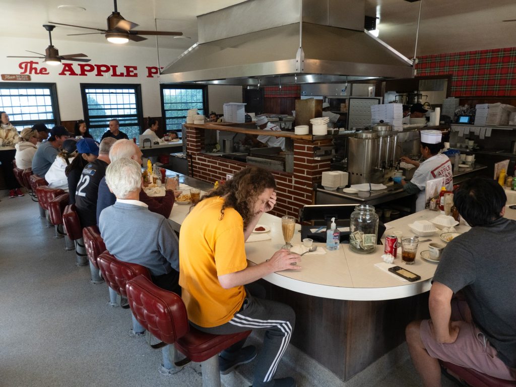Griddle side seating at The Apple Pan is an attraction on its own right. Common courtesy and first-come-first-serve rules were applied toward jockeying for a diner cushion. Photographed by Finn Martin/BruinLife.
